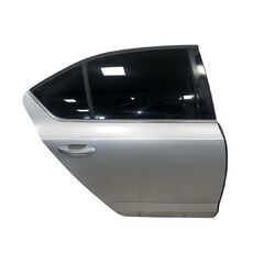 Škoda Octavia 3 sedan Laurin a Klement r.v. 2015 stříbrná metalíza barva kód barvy LA7W 9156 8E8E pravé zadní dveře